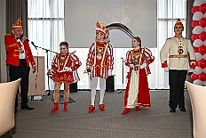 02 77Jahre RoteFunken 2026- 02-02 01  Sonntags Tour, 1. Februar - Am Sonntagvormittag, Damensitzung, war unser 1. Heimspiel bei den » Blauen Jungs « in der Aula vom Reinhard-und-Max-Mannesmann-Gymnasium. Danach in die 5. Etage vom IntercityHotel, 77 Jahre Rote Funken werden dort gefeiert. Später und der Gnadenkirche in Neumühl feierten die Senioren Karneval. Weiter ging es dann in der Rheinhausenhalle mit der Damensitzung von Rot-Weiß. Im Steinhof stand dann die Kindersitzung von den Musketieren auf dem Programm. Zum späten Nachmittag ging es dann etwas kleiner zu, Tanztee der SPD Großenbaum/Rahm im Coupe 1900. : DVPJ, Toni I, Kinderprinz Juls I., Juls I., Prinzessin, Aileen I., Prinzessin Aileen I., HDK, Duisburg, Karneval, Helau, Tollität, Event, Session 2025, Session 2026, Hauptausschuss, Gemeinschaft, Hauptausschuss Karneval Duisburg, Duisburg ist echt