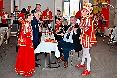 02 77Jahre RoteFunken 2026- 02-02 07  Sonntags Tour, 1. Februar - Am Sonntagvormittag, Damensitzung, war unser 1. Heimspiel bei den » Blauen Jungs « in der Aula vom Reinhard-und-Max-Mannesmann-Gymnasium. Danach in die 5. Etage vom IntercityHotel, 77 Jahre Rote Funken werden dort gefeiert. Später und der Gnadenkirche in Neumühl feierten die Senioren Karneval. Weiter ging es dann in der Rheinhausenhalle mit der Damensitzung von Rot-Weiß. Im Steinhof stand dann die Kindersitzung von den Musketieren auf dem Programm. Zum späten Nachmittag ging es dann etwas kleiner zu, Tanztee der SPD Großenbaum/Rahm im Coupe 1900. : DVPJ, Toni I, Kinderprinz Juls I., Juls I., Prinzessin, Aileen I., Prinzessin Aileen I., HDK, Duisburg, Karneval, Helau, Tollität, Event, Session 2025, Session 2026, Hauptausschuss, Gemeinschaft, Hauptausschuss Karneval Duisburg, Duisburg ist echt