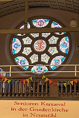 03 SeniorKa Gnadenkirche 2026- 02-02 01  Sonntags Tour, 1. Februar - Am Sonntagvormittag, Damensitzung, war unser 1. Heimspiel bei den » Blauen Jungs « in der Aula vom Reinhard-und-Max-Mannesmann-Gymnasium. Danach in die 5. Etage vom IntercityHotel, 77 Jahre Rote Funken werden dort gefeiert. Später und der Gnadenkirche in Neumühl feierten die Senioren Karneval. Weiter ging es dann in der Rheinhausenhalle mit der Damensitzung von Rot-Weiß. Im Steinhof stand dann die Kindersitzung von den Musketieren auf dem Programm. Zum späten Nachmittag ging es dann etwas kleiner zu, Tanztee der SPD Großenbaum/Rahm im Coupe 1900. : DVPJ, Toni I, Kinderprinz Juls I., Juls I., Prinzessin, Aileen I., Prinzessin Aileen I., HDK, Duisburg, Karneval, Helau, Tollität, Event, Session 2025, Session 2026, Hauptausschuss, Gemeinschaft, Hauptausschuss Karneval Duisburg, Duisburg ist echt