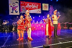 04 Damens RW Rheinh 2026- 02-02 01  Sonntags Tour, 1. Februar - Am Sonntagvormittag, Damensitzung, war unser 1. Heimspiel bei den » Blauen Jungs « in der Aula vom Reinhard-und-Max-Mannesmann-Gymnasium. Danach in die 5. Etage vom IntercityHotel, 77 Jahre Rote Funken werden dort gefeiert. Später und der Gnadenkirche in Neumühl feierten die Senioren Karneval. Weiter ging es dann in der Rheinhausenhalle mit der Damensitzung von Rot-Weiß. Im Steinhof stand dann die Kindersitzung von den Musketieren auf dem Programm. Zum späten Nachmittag ging es dann etwas kleiner zu, Tanztee der SPD Großenbaum/Rahm im Coupe 1900. : DVPJ, Toni I, Kinderprinz Juls I., Juls I., Prinzessin, Aileen I., Prinzessin Aileen I., HDK, Duisburg, Karneval, Helau, Tollität, Event, Session 2025, Session 2026, Hauptausschuss, Gemeinschaft, Hauptausschuss Karneval Duisburg, Duisburg ist echt