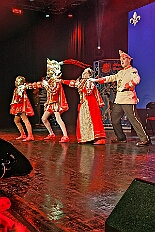 05 Kinders Musketiere 2026- 02-02 04  Sonntags Tour, 1. Februar - Am Sonntagvormittag, Damensitzung, war unser 1. Heimspiel bei den » Blauen Jungs « in der Aula vom Reinhard-und-Max-Mannesmann-Gymnasium. Danach in die 5. Etage vom IntercityHotel, 77 Jahre Rote Funken werden dort gefeiert. Später und der Gnadenkirche in Neumühl feierten die Senioren Karneval. Weiter ging es dann in der Rheinhausenhalle mit der Damensitzung von Rot-Weiß. Im Steinhof stand dann die Kindersitzung von den Musketieren auf dem Programm. Zum späten Nachmittag ging es dann etwas kleiner zu, Tanztee der SPD Großenbaum/Rahm im Coupe 1900. : DVPJ, Toni I, Kinderprinz Juls I., Juls I., Prinzessin, Aileen I., Prinzessin Aileen I., HDK, Duisburg, Karneval, Helau, Tollität, Event, Session 2025, Session 2026, Hauptausschuss, Gemeinschaft, Hauptausschuss Karneval Duisburg, Duisburg ist echt