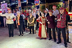 06 Tanztee Coupe1900 2026- 02-02 04  Sonntags Tour, 1. Februar - Am Sonntagvormittag, Damensitzung, war unser 1. Heimspiel bei den » Blauen Jungs « in der Aula vom Reinhard-und-Max-Mannesmann-Gymnasium. Danach in die 5. Etage vom IntercityHotel, 77 Jahre Rote Funken werden dort gefeiert. Später und der Gnadenkirche in Neumühl feierten die Senioren Karneval. Weiter ging es dann in der Rheinhausenhalle mit der Damensitzung von Rot-Weiß. Im Steinhof stand dann die Kindersitzung von den Musketieren auf dem Programm. Zum späten Nachmittag ging es dann etwas kleiner zu, Tanztee der SPD Großenbaum/Rahm im Coupe 1900. : DVPJ, Toni I, Kinderprinz Juls I., Juls I., Prinzessin, Aileen I., Prinzessin Aileen I., HDK, Duisburg, Karneval, Helau, Tollität, Event, Session 2025, Session 2026, Hauptausschuss, Gemeinschaft, Hauptausschuss Karneval Duisburg, Duisburg ist echt