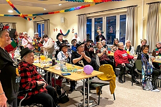 02 KFD Peter Paul 2026-02-03 04  Seniorenkarneval am 3. Februar - Wir besuchten zuerst den Johanniter-Stift Duisburg-Neudorf an der Wildstraße. Danach fuhren wir nach Duisburg-Huckingen zum karnvalistischem Nachmittag der KFD St. Peter und Paul Gemeinde.