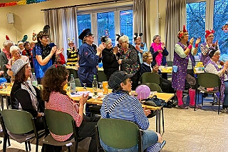 01 KFD Peter Paul 2026-02-04 01  Mittwoch, 4. Februar - Der 2. karnvalistischem Nachmittag der KFD St. Peter und Paul Gemeinde in Huckingen war unser Auftakt an diesem Tag. Eine Super Stimmung im Saal. Gestärkt mit ausreichend Kuchen und Kaffee ginge dann nach Walsum. In Open Rheins „Zum Johanniter“  fan die „Flüstersitzung“ der Prinzengarde statt.