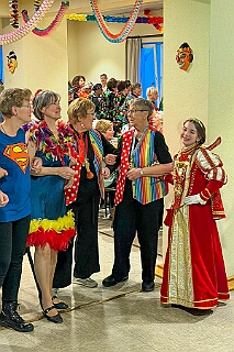 01 KFD Peter Paul 2026-02-04 07  Mittwoch, 4. Februar - Der 2. karnvalistischem Nachmittag der KFD St. Peter und Paul Gemeinde in Huckingen war unser Auftakt an diesem Tag. Eine Super Stimmung im Saal. Gestärkt mit ausreichend Kuchen und Kaffee ginge dann nach Walsum. In Open Rheins „Zum Johanniter“  fan die „Flüstersitzung“ der Prinzengarde statt.