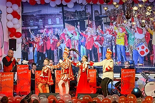 02 Fluesters Prinzgrd 2026-02-04 08  Mittwoch, 4. Februar - Der 2. karnvalistischem Nachmittag der KFD St. Peter und Paul Gemeinde in Huckingen war unser Auftakt an diesem Tag. Eine Super Stimmung im Saal. Gestärkt mit ausreichend Kuchen und Kaffee ginge dann nach Walsum. In Open Rheins „Zum Johanniter“  fan die „Flüstersitzung“ der Prinzengarde statt.