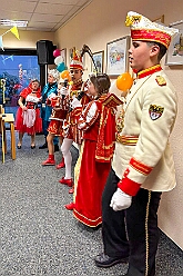 02 Wohnungsb DU Sued 2026- 02-05 01  Donnerstags Tour, 5. Februar  -Der Seniorenkarneval von der KG Königreich-Duissern Caritas-Altenheim St. Clemens, in Kaßlerfeld, war unser erstes Ziel. Weil die Kindercrew des letzten Jahres so gut ankam, waren wir danach auf der Karnevalsfeier der Wohnungsgenossenschaft DU Süd in Neudorf in der Andersenstraße. Die dritte Station war dann der Pfarrkarneval der Ev. Gemeinde am Vogelsangplatz.