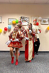 02 Wohnungsb DU Sued 2026- 02-05 03  Donnerstags Tour, 5. Februar  -Der Seniorenkarneval von der KG Königreich-Duissern Caritas-Altenheim St. Clemens, in Kaßlerfeld, war unser erstes Ziel. Weil die Kindercrew des letzten Jahres so gut ankam, waren wir danach auf der Karnevalsfeier der Wohnungsgenossenschaft DU Süd in Neudorf in der Andersenstraße. Die dritte Station war dann der Pfarrkarneval der Ev. Gemeinde am Vogelsangplatz.