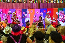03 Pfarrk Vogelsangplatz 2026- 02-05 02  Donnerstags Tour, 5. Februar  -Der Seniorenkarneval von der KG Königreich-Duissern Caritas-Altenheim St. Clemens, in Kaßlerfeld, war unser erstes Ziel. Weil die Kindercrew des letzten Jahres so gut ankam, waren wir danach auf der Karnevalsfeier der Wohnungsgenossenschaft DU Süd in Neudorf in der Andersenstraße. Die dritte Station war dann der Pfarrkarneval der Ev. Gemeinde am Vogelsangplatz.