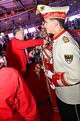 01 KarnevalOnIce 2026-02-06 27  alleato Arena und Ordensessen - Am späten Freitagnachmittag hieß es zum 4. Mal „Karneval on Ice“ . Nach der Premiere 2023 ist diese Veranstaltung weiterhin beliebt.  Das (Spaß)Eishockeyspiel der Teams Karneval vs. Stadt Duisburg endete 10:10. Nach diesem Besuch waren noch bei der Ehrengarde, diese hat den „Großen Orden“ an Joachim Loosen verliehen. : DVPJ, Toni I, Kinderprinz Juls I., Juls I., Prinzessin, Aileen I., Prinzessin Aileen I., HDK, Duisburg, Karneval, Helau, Tollität, Event, Session 2025, Session 2026, Hauptausschuss, Gemeinschaft, Hauptausschuss Karneval Duisburg, Duisburg ist echt