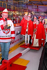01 KarnevalOnIce 2026-02-06 33  alleato Arena und Ordensessen - Am späten Freitagnachmittag hieß es zum 4. Mal „Karneval on Ice“ . Nach der Premiere 2023 ist diese Veranstaltung weiterhin beliebt.  Das (Spaß)Eishockeyspiel der Teams Karneval vs. Stadt Duisburg endete 10:10. Nach diesem Besuch waren noch bei der Ehrengarde, diese hat den „Großen Orden“ an Joachim Loosen verliehen. : DVPJ, Toni I, Kinderprinz Juls I., Juls I., Prinzessin, Aileen I., Prinzessin Aileen I., HDK, Duisburg, Karneval, Helau, Tollität, Event, Session 2025, Session 2026, Hauptausschuss, Gemeinschaft, Hauptausschuss Karneval Duisburg, Duisburg ist echt