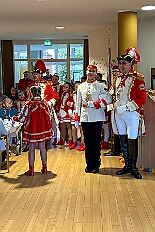 01 Senioren Hewag 2026-02-07 05  Samstags Tour, 7. Februar - Mittags begann unsere Tour, insgesamt 7 Auftritte, im Hewag Seniorenstift an der Karl-Jarres-Straße. Es folgte dann im Karl Martin Haus bei den Jungschützen, begleitet von unserer Minigarde, der nächste Termin. Nach sportlichen Stop dann beim OSC in Rheinhausen ging es zur Mädchensitzung von Rot-Weiß Hamborn-Marxloh. Von dort in die City, einmal zur die Galasitzung der Bürgergarde im WYNDHAM Hotel und dann die Damensitzung vom Sonnigen Süden. Zum Schluss war dann noch das Kostümfest der „Hippen“ in Großenbaum.