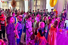 02 Jungsch Buchholz 2026-02-07 01  Samstags Tour, 7. Februar - Mittags begann unsere Tour, insgesamt 7 Auftritte, im Hewag Seniorenstift an der Karl-Jarres-Straße. Es folgte dann im Karl Martin Haus bei den Jungschützen, begleitet von unserer Minigarde, der nächste Termin. Nach sportlichen Stop dann beim OSC in Rheinhausen ging es zur Mädchensitzung von Rot-Weiß Hamborn-Marxloh. Von dort in die City, einmal zur die Galasitzung der Bürgergarde im WYNDHAM Hotel und dann die Damensitzung vom Sonnigen Süden. Zum Schluss war dann noch das Kostümfest der „Hippen“ in Großenbaum.