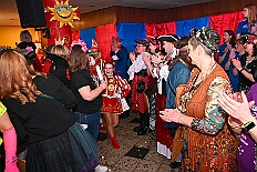 06 Damens SonniSued 2026-02-07 01  Samstags Tour, 7. Februar - Mittags begann unsere Tour, insgesamt 7 Auftritte, im Hewag Seniorenstift an der Karl-Jarres-Straße. Es folgte dann im Karl Martin Haus bei den Jungschützen, begleitet von unserer Minigarde, der nächste Termin. Nach sportlichen Stop dann beim OSC in Rheinhausen ging es zur Mädchensitzung von Rot-Weiß Hamborn-Marxloh. Von dort in die City, einmal zur die Galasitzung der Bürgergarde im WYNDHAM Hotel und dann die Damensitzung vom Sonnigen Süden. Zum Schluss war dann noch das Kostümfest der „Hippen“ in Großenbaum. : DVPJ, Toni I, Kinderprinz Juls I., Juls I., Prinzessin, Aileen I., Prinzessin Aileen I., HDK, Duisburg, Karneval, Helau, Tollität, Event, Session 2025, Session 2026, Hauptausschuss, Gemeinschaft, Hauptausschuss Karneval Duisburg, Duisburg ist echt