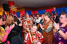 06 Damens SonniSued 2026-02-07 02  Samstags Tour, 7. Februar - Mittags begann unsere Tour, insgesamt 7 Auftritte, im Hewag Seniorenstift an der Karl-Jarres-Straße. Es folgte dann im Karl Martin Haus bei den Jungschützen, begleitet von unserer Minigarde, der nächste Termin. Nach sportlichen Stop dann beim OSC in Rheinhausen ging es zur Mädchensitzung von Rot-Weiß Hamborn-Marxloh. Von dort in die City, einmal zur die Galasitzung der Bürgergarde im WYNDHAM Hotel und dann die Damensitzung vom Sonnigen Süden. Zum Schluss war dann noch das Kostümfest der „Hippen“ in Großenbaum. : DVPJ, Toni I, Kinderprinz Juls I., Juls I., Prinzessin, Aileen I., Prinzessin Aileen I., HDK, Duisburg, Karneval, Helau, Tollität, Event, Session 2025, Session 2026, Hauptausschuss, Gemeinschaft, Hauptausschuss Karneval Duisburg, Duisburg ist echt