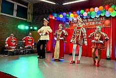 07 Kostuems HippeHoeh 2026-02-07 03  Samstags Tour, 7. Februar - Mittags begann unsere Tour, insgesamt 7 Auftritte, im Hewag Seniorenstift an der Karl-Jarres-Straße. Es folgte dann im Karl Martin Haus bei den Jungschützen, begleitet von unserer Minigarde, der nächste Termin. Nach sportlichen Stop dann beim OSC in Rheinhausen ging es zur Mädchensitzung von Rot-Weiß Hamborn-Marxloh. Von dort in die City, einmal zur die Galasitzung der Bürgergarde im WYNDHAM Hotel und dann die Damensitzung vom Sonnigen Süden. Zum Schluss war dann noch das Kostümfest der „Hippen“ in Großenbaum.