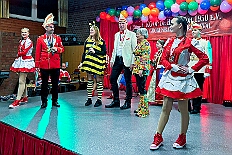 07 Kostuems HippeHoeh 2026-02-07 13  Samstags Tour, 7. Februar - Mittags begann unsere Tour, insgesamt 7 Auftritte, im Hewag Seniorenstift an der Karl-Jarres-Straße. Es folgte dann im Karl Martin Haus bei den Jungschützen, begleitet von unserer Minigarde, der nächste Termin. Nach sportlichen Stop dann beim OSC in Rheinhausen ging es zur Mädchensitzung von Rot-Weiß Hamborn-Marxloh. Von dort in die City, einmal zur die Galasitzung der Bürgergarde im WYNDHAM Hotel und dann die Damensitzung vom Sonnigen Süden. Zum Schluss war dann noch das Kostümfest der „Hippen“ in Großenbaum.