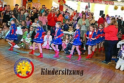 01 Kinders SonnigSued 2026- 02-08 01  Sonntags Tour, 8. Februar - An diesem Sonntagmittag in Gesamtschule Mitte an der Falkstraße starteten wir bei der Kindersitzung des Sonnigen Südens mit Clown „Olli“. Auch dabei Sascha der Zauberer.  Danach dann KIK, Kind im Krankenhaus, mit der Schottenzunft . Wir durften die Kinder ZNA , die Kinderintensiv und zwei weitere Kinderstationen besuchen haben dabei Süßigkeiten und Pins verteilt . Auch durften wir Phillip den jüngsten Ordensträger begrüßen, geboren am 6.2.2026. Zum Schluss war dann noch der Kinderkarneval der Roten Funken im „Haus Kontakt“. : DVPJ, Toni I, Kinderprinz Juls I., Juls I., Prinzessin, Aileen I., Prinzessin Aileen I., HDK, Duisburg, Karneval, Helau, Tollität, Event, Session 2025, Session 2026, Hauptausschuss, Gemeinschaft, Hauptausschuss Karneval Duisburg, Duisburg ist echt