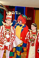 01 Kinders SonnigSued 2026- 02-08 06  Sonntags Tour, 8. Februar - An diesem Sonntagmittag in Gesamtschule Mitte an der Falkstraße starteten wir bei der Kindersitzung des Sonnigen Südens mit Clown „Olli“. Auch dabei Sascha der Zauberer.  Danach dann KIK, Kind im Krankenhaus, mit der Schottenzunft . Wir durften die Kinder ZNA , die Kinderintensiv und zwei weitere Kinderstationen besuchen haben dabei Süßigkeiten und Pins verteilt . Auch durften wir Phillip den jüngsten Ordensträger begrüßen, geboren am 6.2.2026. Zum Schluss war dann noch der Kinderkarneval der Roten Funken im „Haus Kontakt“. : DVPJ, Toni I, Kinderprinz Juls I., Juls I., Prinzessin, Aileen I., Prinzessin Aileen I., HDK, Duisburg, Karneval, Helau, Tollität, Event, Session 2025, Session 2026, Hauptausschuss, Gemeinschaft, Hauptausschuss Karneval Duisburg, Duisburg ist echt