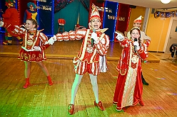 01 Kinders SonnigSued 2026- 02-08 11  Sonntags Tour, 8. Februar - An diesem Sonntagmittag in Gesamtschule Mitte an der Falkstraße starteten wir bei der Kindersitzung des Sonnigen Südens mit Clown „Olli“. Auch dabei Sascha der Zauberer.  Danach dann KIK, Kind im Krankenhaus, mit der Schottenzunft . Wir durften die Kinder ZNA , die Kinderintensiv und zwei weitere Kinderstationen besuchen haben dabei Süßigkeiten und Pins verteilt . Auch durften wir Phillip den jüngsten Ordensträger begrüßen, geboren am 6.2.2026. Zum Schluss war dann noch der Kinderkarneval der Roten Funken im „Haus Kontakt“. : DVPJ, Toni I, Kinderprinz Juls I., Juls I., Prinzessin, Aileen I., Prinzessin Aileen I., HDK, Duisburg, Karneval, Helau, Tollität, Event, Session 2025, Session 2026, Hauptausschuss, Gemeinschaft, Hauptausschuss Karneval Duisburg, Duisburg ist echt