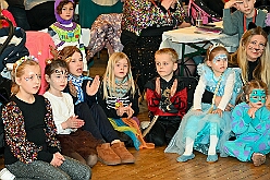 01 Kinders SonnigSued 2026- 02-08 12  Sonntags Tour, 8. Februar - An diesem Sonntagmittag in Gesamtschule Mitte an der Falkstraße starteten wir bei der Kindersitzung des Sonnigen Südens mit Clown „Olli“. Auch dabei Sascha der Zauberer.  Danach dann KIK, Kind im Krankenhaus, mit der Schottenzunft . Wir durften die Kinder ZNA , die Kinderintensiv und zwei weitere Kinderstationen besuchen haben dabei Süßigkeiten und Pins verteilt . Auch durften wir Phillip den jüngsten Ordensträger begrüßen, geboren am 6.2.2026. Zum Schluss war dann noch der Kinderkarneval der Roten Funken im „Haus Kontakt“. : DVPJ, Toni I, Kinderprinz Juls I., Juls I., Prinzessin, Aileen I., Prinzessin Aileen I., HDK, Duisburg, Karneval, Helau, Tollität, Event, Session 2025, Session 2026, Hauptausschuss, Gemeinschaft, Hauptausschuss Karneval Duisburg, Duisburg ist echt