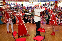 01 Kinders SonnigSued 2026- 02-08 21  Sonntags Tour, 8. Februar - An diesem Sonntagmittag in Gesamtschule Mitte an der Falkstraße starteten wir bei der Kindersitzung des Sonnigen Südens mit Clown „Olli“. Auch dabei Sascha der Zauberer.  Danach dann KIK, Kind im Krankenhaus, mit der Schottenzunft . Wir durften die Kinder ZNA , die Kinderintensiv und zwei weitere Kinderstationen besuchen haben dabei Süßigkeiten und Pins verteilt . Auch durften wir Phillip den jüngsten Ordensträger begrüßen, geboren am 6.2.2026. Zum Schluss war dann noch der Kinderkarneval der Roten Funken im „Haus Kontakt“. : DVPJ, Toni I, Kinderprinz Juls I., Juls I., Prinzessin, Aileen I., Prinzessin Aileen I., HDK, Duisburg, Karneval, Helau, Tollität, Event, Session 2025, Session 2026, Hauptausschuss, Gemeinschaft, Hauptausschuss Karneval Duisburg, Duisburg ist echt