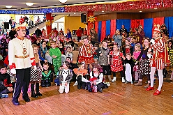 01 Kinders SonnigSued 2026- 02-08 23  Sonntags Tour, 8. Februar - An diesem Sonntagmittag in Gesamtschule Mitte an der Falkstraße starteten wir bei der Kindersitzung des Sonnigen Südens mit Clown „Olli“. Auch dabei Sascha der Zauberer.  Danach dann KIK, Kind im Krankenhaus, mit der Schottenzunft . Wir durften die Kinder ZNA , die Kinderintensiv und zwei weitere Kinderstationen besuchen haben dabei Süßigkeiten und Pins verteilt . Auch durften wir Phillip den jüngsten Ordensträger begrüßen, geboren am 6.2.2026. Zum Schluss war dann noch der Kinderkarneval der Roten Funken im „Haus Kontakt“. : DVPJ, Toni I, Kinderprinz Juls I., Juls I., Prinzessin, Aileen I., Prinzessin Aileen I., HDK, Duisburg, Karneval, Helau, Tollität, Event, Session 2025, Session 2026, Hauptausschuss, Gemeinschaft, Hauptausschuss Karneval Duisburg, Duisburg ist echt