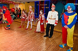 01 Kinders SonnigSued 2026- 02-08 27  Sonntags Tour, 8. Februar - An diesem Sonntagmittag in Gesamtschule Mitte an der Falkstraße starteten wir bei der Kindersitzung des Sonnigen Südens mit Clown „Olli“. Auch dabei Sascha der Zauberer.  Danach dann KIK, Kind im Krankenhaus, mit der Schottenzunft . Wir durften die Kinder ZNA , die Kinderintensiv und zwei weitere Kinderstationen besuchen haben dabei Süßigkeiten und Pins verteilt . Auch durften wir Phillip den jüngsten Ordensträger begrüßen, geboren am 6.2.2026. Zum Schluss war dann noch der Kinderkarneval der Roten Funken im „Haus Kontakt“. : DVPJ, Toni I, Kinderprinz Juls I., Juls I., Prinzessin, Aileen I., Prinzessin Aileen I., HDK, Duisburg, Karneval, Helau, Tollität, Event, Session 2025, Session 2026, Hauptausschuss, Gemeinschaft, Hauptausschuss Karneval Duisburg, Duisburg ist echt