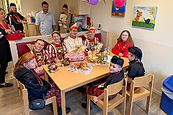 02 KiK Schottenz 2026- 02-08 03  Sonntags Tour, 8. Februar - An diesem Sonntagmittag in Gesamtschule Mitte an der Falkstraße starteten wir bei der Kindersitzung des Sonnigen Südens mit Clown „Olli“. Auch dabei Sascha der Zauberer.  Danach dann KIK, Kind im Krankenhaus, mit der Schottenzunft . Wir durften die Kinder ZNA , die Kinderintensiv und zwei weitere Kinderstationen besuchen haben dabei Süßigkeiten und Pins verteilt . Auch durften wir Phillip den jüngsten Ordensträger begrüßen, geboren am 6.2.2026. Zum Schluss war dann noch der Kinderkarneval der Roten Funken im „Haus Kontakt“.