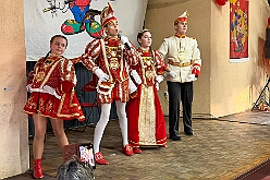 03 Kinders RoteFunken 2026- 02-08 07  Sonntags Tour, 8. Februar - An diesem Sonntagmittag in Gesamtschule Mitte an der Falkstraße starteten wir bei der Kindersitzung des Sonnigen Südens mit Clown „Olli“. Auch dabei Sascha der Zauberer.  Danach dann KIK, Kind im Krankenhaus, mit der Schottenzunft . Wir durften die Kinder ZNA , die Kinderintensiv und zwei weitere Kinderstationen besuchen haben dabei Süßigkeiten und Pins verteilt . Auch durften wir Phillip den jüngsten Ordensträger begrüßen, geboren am 6.2.2026. Zum Schluss war dann noch der Kinderkarneval der Roten Funken im „Haus Kontakt“.