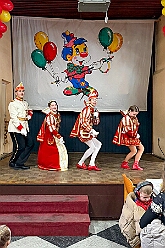 03 Kinders RoteFunken 2026- 02-08 08  Sonntags Tour, 8. Februar - An diesem Sonntagmittag in Gesamtschule Mitte an der Falkstraße starteten wir bei der Kindersitzung des Sonnigen Südens mit Clown „Olli“. Auch dabei Sascha der Zauberer.  Danach dann KIK, Kind im Krankenhaus, mit der Schottenzunft . Wir durften die Kinder ZNA , die Kinderintensiv und zwei weitere Kinderstationen besuchen haben dabei Süßigkeiten und Pins verteilt . Auch durften wir Phillip den jüngsten Ordensträger begrüßen, geboren am 6.2.2026. Zum Schluss war dann noch der Kinderkarneval der Roten Funken im „Haus Kontakt“.
