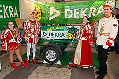 03 DEKRA PrWiegen 2026- 02-11 02  Mittwochs Tour, 11. Februar - Um 10 Uhr ging es an diesem Tag auf Karnevalsfeier der GGS Tonstraße für uns los. Danach waren dann 2 Termine mit Prinz Toni zusammen, einmal der Rathausempfang in Rheinhausen und das Wiegen bei der DEKRA. Am Nachmittag standen 3 Seniorenkarnevaslfeiern an, bei Casa Mia in Röttgersbach und den Hewag-Zentren Hufstraße und Brauerstraße. Nach dem Kurzbesuch bei den Lebensräumen Duisburg ging es in den Steinhof zum Abend für den Bürger des Jahres. : DVPJ, Toni I, Kinderprinz Juls I., Juls I., Prinzessin, Aileen I., Prinzessin Aileen I., HDK, Duisburg, Karneval, Helau, Tollität, Event, Session 2025, Session 2026, Hauptausschuss, Gemeinschaft, Hauptausschuss Karneval Duisburg, Duisburg ist echt