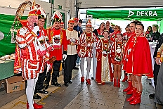 03 DEKRA PrWiegen 2026- 02-11 05  Mittwochs Tour, 11. Februar - Um 10 Uhr ging es an diesem Tag auf Karnevalsfeier der GGS Tonstraße für uns los. Danach waren dann 2 Termine mit Prinz Toni zusammen, einmal der Rathausempfang in Rheinhausen und das Wiegen bei der DEKRA. Am Nachmittag standen 3 Seniorenkarnevaslfeiern an, bei Casa Mia in Röttgersbach und den Hewag-Zentren Hufstraße und Brauerstraße. Nach dem Kurzbesuch bei den Lebensräumen Duisburg ging es in den Steinhof zum Abend für den Bürger des Jahres. : DVPJ, Toni I, Kinderprinz Juls I., Juls I., Prinzessin, Aileen I., Prinzessin Aileen I., HDK, Duisburg, Karneval, Helau, Tollität, Event, Session 2025, Session 2026, Hauptausschuss, Gemeinschaft, Hauptausschuss Karneval Duisburg, Duisburg ist echt