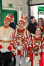 03 DEKRA PrWiegen 2026- 02-11 06  Mittwochs Tour, 11. Februar - Um 10 Uhr ging es an diesem Tag auf Karnevalsfeier der GGS Tonstraße für uns los. Danach waren dann 2 Termine mit Prinz Toni zusammen, einmal der Rathausempfang in Rheinhausen und das Wiegen bei der DEKRA. Am Nachmittag standen 3 Seniorenkarnevaslfeiern an, bei Casa Mia in Röttgersbach und den Hewag-Zentren Hufstraße und Brauerstraße. Nach dem Kurzbesuch bei den Lebensräumen Duisburg ging es in den Steinhof zum Abend für den Bürger des Jahres. : DVPJ, Toni I, Kinderprinz Juls I., Juls I., Prinzessin, Aileen I., Prinzessin Aileen I., HDK, Duisburg, Karneval, Helau, Tollität, Event, Session 2025, Session 2026, Hauptausschuss, Gemeinschaft, Hauptausschuss Karneval Duisburg, Duisburg ist echt