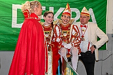 03 DEKRA PrWiegen 2026- 02-11 12  Mittwochs Tour, 11. Februar - Um 10 Uhr ging es an diesem Tag auf Karnevalsfeier der GGS Tonstraße für uns los. Danach waren dann 2 Termine mit Prinz Toni zusammen, einmal der Rathausempfang in Rheinhausen und das Wiegen bei der DEKRA. Am Nachmittag standen 3 Seniorenkarnevaslfeiern an, bei Casa Mia in Röttgersbach und den Hewag-Zentren Hufstraße und Brauerstraße. Nach dem Kurzbesuch bei den Lebensräumen Duisburg ging es in den Steinhof zum Abend für den Bürger des Jahres. : DVPJ, Toni I, Kinderprinz Juls I., Juls I., Prinzessin, Aileen I., Prinzessin Aileen I., HDK, Duisburg, Karneval, Helau, Tollität, Event, Session 2025, Session 2026, Hauptausschuss, Gemeinschaft, Hauptausschuss Karneval Duisburg, Duisburg ist echt