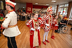 04 CasaMia Seniorkar 2026- 02-11 06  Mittwochs Tour, 11. Februar - Um 10 Uhr ging es an diesem Tag auf Karnevalsfeier der GGS Tonstraße für uns los. Danach waren dann 2 Termine mit Prinz Toni zusammen, einmal der Rathausempfang in Rheinhausen und das Wiegen bei der DEKRA. Am Nachmittag standen 3 Seniorenkarnevaslfeiern an, bei Casa Mia in Röttgersbach und den Hewag-Zentren Hufstraße und Brauerstraße. Nach dem Kurzbesuch bei den Lebensräumen Duisburg ging es in den Steinhof zum Abend für den Bürger des Jahres. : DVPJ, Toni I, Kinderprinz Juls I., Juls I., Prinzessin, Aileen I., Prinzessin Aileen I., HDK, Duisburg, Karneval, Helau, Tollität, Event, Session 2025, Session 2026, Hauptausschuss, Gemeinschaft, Hauptausschuss Karneval Duisburg, Duisburg ist echt