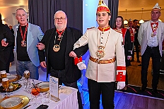 08 HDK Buerger desJahrse 2026- 02-11 19  Mittwochs Tour, 11. Februar - Um 10 Uhr ging es an diesem Tag auf Karnevalsfeier der GGS Tonstraße für uns los. Danach waren dann 2 Termine mit Prinz Toni zusammen, einmal der Rathausempfang in Rheinhausen und das Wiegen bei der DEKRA. Am Nachmittag standen 3 Seniorenkarnevaslfeiern an, bei Casa Mia in Röttgersbach und den Hewag-Zentren Hufstraße und Brauerstraße. Nach dem Kurzbesuch bei den Lebensräumen Duisburg ging es in den Steinhof zum Abend für den Bürger des Jahres. : DVPJ, Toni I, Kinderprinz Juls I., Juls I., Prinzessin, Aileen I., Prinzessin Aileen I., HDK, Duisburg, Karneval, Helau, Tollität, Event, Session 2025, Session 2026, Hauptausschuss, Gemeinschaft, Hauptausschuss Karneval Duisburg, Duisburg ist echt