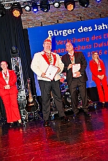 08 HDK Buerger desJahrse 2026- 02-11 23  Mittwochs Tour, 11. Februar - Um 10 Uhr ging es an diesem Tag auf Karnevalsfeier der GGS Tonstraße für uns los. Danach waren dann 2 Termine mit Prinz Toni zusammen, einmal der Rathausempfang in Rheinhausen und das Wiegen bei der DEKRA. Am Nachmittag standen 3 Seniorenkarnevaslfeiern an, bei Casa Mia in Röttgersbach und den Hewag-Zentren Hufstraße und Brauerstraße. Nach dem Kurzbesuch bei den Lebensräumen Duisburg ging es in den Steinhof zum Abend für den Bürger des Jahres. : DVPJ, Toni I, Kinderprinz Juls I., Juls I., Prinzessin, Aileen I., Prinzessin Aileen I., HDK, Duisburg, Karneval, Helau, Tollität, Event, Session 2025, Session 2026, Hauptausschuss, Gemeinschaft, Hauptausschuss Karneval Duisburg, Duisburg ist echt