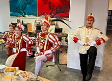 03 Firmenk Hargreaves 2026- 02-12 02  Weiberfastnachts Tour, 11. Februar - Schon um 9 Uhr begann dieser ereignisreicher Tag für uns mit der Karnevalsfeier in der GGS Habichtstraße. Im HDK Festzelt wurden wir danach fanatisch gefeiert. Weiter ging es dann zu Hargreaves und ins LANUV zur der Firmenfeiern. Zwischendurch seine Seniorenfeier der AWO Karl-Jarres-Straße. Im Ratskeller feiern die Nordvereine Altweiber. In Folge fahren wir nach Laar, einmal zum Familienkarneval der KG Rot-Gold und die KFD feier im St. Ewald. Der vorletzte Auftritt dann die Altweibersitzung bei der Ehrengarde bevor es zum erneuten Heimspiel  zur Altweiber-Party in den Heimathafen geht.