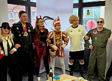 03 Firmenk Hargreaves 2026- 02-12 04  Weiberfastnachts Tour, 11. Februar - Schon um 9 Uhr begann dieser ereignisreicher Tag für uns mit der Karnevalsfeier in der GGS Habichtstraße. Im HDK Festzelt wurden wir danach fanatisch gefeiert. Weiter ging es dann zu Hargreaves und ins LANUV zur der Firmenfeiern. Zwischendurch seine Seniorenfeier der AWO Karl-Jarres-Straße. Im Ratskeller feiern die Nordvereine Altweiber. In Folge fahren wir nach Laar, einmal zum Familienkarneval der KG Rot-Gold und die KFD feier im St. Ewald. Der vorletzte Auftritt dann die Altweibersitzung bei der Ehrengarde bevor es zum erneuten Heimspiel  zur Altweiber-Party in den Heimathafen geht.