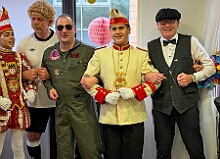 03 Firmenk Hargreaves 2026- 02-12 06  Weiberfastnachts Tour, 11. Februar - Schon um 9 Uhr begann dieser ereignisreicher Tag für uns mit der Karnevalsfeier in der GGS Habichtstraße. Im HDK Festzelt wurden wir danach fanatisch gefeiert. Weiter ging es dann zu Hargreaves und ins LANUV zur der Firmenfeiern. Zwischendurch seine Seniorenfeier der AWO Karl-Jarres-Straße. Im Ratskeller feiern die Nordvereine Altweiber. In Folge fahren wir nach Laar, einmal zum Familienkarneval der KG Rot-Gold und die KFD feier im St. Ewald. Der vorletzte Auftritt dann die Altweibersitzung bei der Ehrengarde bevor es zum erneuten Heimspiel  zur Altweiber-Party in den Heimathafen geht.