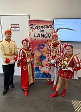 04 LANUV 2026- 02-12 01  Weiberfastnachts Tour, 11. Februar - Schon um 9 Uhr begann dieser ereignisreicher Tag für uns mit der Karnevalsfeier in der GGS Habichtstraße. Im HDK Festzelt wurden wir danach fanatisch gefeiert. Weiter ging es dann zu Hargreaves und ins LANUV zur der Firmenfeiern. Zwischendurch seine Seniorenfeier der AWO Karl-Jarres-Straße. Im Ratskeller feiern die Nordvereine Altweiber. In Folge fahren wir nach Laar, einmal zum Familienkarneval der KG Rot-Gold und die KFD feier im St. Ewald. Der vorletzte Auftritt dann die Altweibersitzung bei der Ehrengarde bevor es zum erneuten Heimspiel  zur Altweiber-Party in den Heimathafen geht.