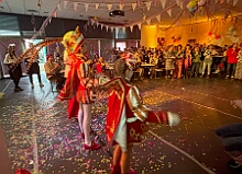 04 LANUV 2026- 02-12 04  Weiberfastnachts Tour, 11. Februar - Schon um 9 Uhr begann dieser ereignisreicher Tag für uns mit der Karnevalsfeier in der GGS Habichtstraße. Im HDK Festzelt wurden wir danach fanatisch gefeiert. Weiter ging es dann zu Hargreaves und ins LANUV zur der Firmenfeiern. Zwischendurch seine Seniorenfeier der AWO Karl-Jarres-Straße. Im Ratskeller feiern die Nordvereine Altweiber. In Folge fahren wir nach Laar, einmal zum Familienkarneval der KG Rot-Gold und die KFD feier im St. Ewald. Der vorletzte Auftritt dann die Altweibersitzung bei der Ehrengarde bevor es zum erneuten Heimspiel  zur Altweiber-Party in den Heimathafen geht.