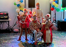 04 LANUV 2026- 02-12 05  Weiberfastnachts Tour, 11. Februar - Schon um 9 Uhr begann dieser ereignisreicher Tag für uns mit der Karnevalsfeier in der GGS Habichtstraße. Im HDK Festzelt wurden wir danach fanatisch gefeiert. Weiter ging es dann zu Hargreaves und ins LANUV zur der Firmenfeiern. Zwischendurch seine Seniorenfeier der AWO Karl-Jarres-Straße. Im Ratskeller feiern die Nordvereine Altweiber. In Folge fahren wir nach Laar, einmal zum Familienkarneval der KG Rot-Gold und die KFD feier im St. Ewald. Der vorletzte Auftritt dann die Altweibersitzung bei der Ehrengarde bevor es zum erneuten Heimspiel  zur Altweiber-Party in den Heimathafen geht.