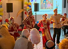 04 LANUV 2026- 02-12 07  Weiberfastnachts Tour, 11. Februar - Schon um 9 Uhr begann dieser ereignisreicher Tag für uns mit der Karnevalsfeier in der GGS Habichtstraße. Im HDK Festzelt wurden wir danach fanatisch gefeiert. Weiter ging es dann zu Hargreaves und ins LANUV zur der Firmenfeiern. Zwischendurch seine Seniorenfeier der AWO Karl-Jarres-Straße. Im Ratskeller feiern die Nordvereine Altweiber. In Folge fahren wir nach Laar, einmal zum Familienkarneval der KG Rot-Gold und die KFD feier im St. Ewald. Der vorletzte Auftritt dann die Altweibersitzung bei der Ehrengarde bevor es zum erneuten Heimspiel  zur Altweiber-Party in den Heimathafen geht.