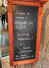 05 Seniorenkar AWO 2026- 02-12 01  Weiberfastnachts Tour, 11. Februar - Schon um 9 Uhr begann dieser ereignisreicher Tag für uns mit der Karnevalsfeier in der GGS Habichtstraße. Im HDK Festzelt wurden wir danach fanatisch gefeiert. Weiter ging es dann zu Hargreaves und ins LANUV zur der Firmenfeiern. Zwischendurch seine Seniorenfeier der AWO Karl-Jarres-Straße. Im Ratskeller feiern die Nordvereine Altweiber. In Folge fahren wir nach Laar, einmal zum Familienkarneval der KG Rot-Gold und die KFD feier im St. Ewald. Der vorletzte Auftritt dann die Altweibersitzung bei der Ehrengarde bevor es zum erneuten Heimspiel  zur Altweiber-Party in den Heimathafen geht.