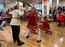 05 Seniorenkar AWO 2026- 02-12 02  Weiberfastnachts Tour, 11. Februar - Schon um 9 Uhr begann dieser ereignisreicher Tag für uns mit der Karnevalsfeier in der GGS Habichtstraße. Im HDK Festzelt wurden wir danach fanatisch gefeiert. Weiter ging es dann zu Hargreaves und ins LANUV zur der Firmenfeiern. Zwischendurch seine Seniorenfeier der AWO Karl-Jarres-Straße. Im Ratskeller feiern die Nordvereine Altweiber. In Folge fahren wir nach Laar, einmal zum Familienkarneval der KG Rot-Gold und die KFD feier im St. Ewald. Der vorletzte Auftritt dann die Altweibersitzung bei der Ehrengarde bevor es zum erneuten Heimspiel  zur Altweiber-Party in den Heimathafen geht.