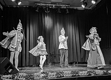 06 Altew Nordvereine 2026- 02-12 02  Weiberfastnachts Tour, 11. Februar - Schon um 9 Uhr begann dieser ereignisreicher Tag für uns mit der Karnevalsfeier in der GGS Habichtstraße. Im HDK Festzelt wurden wir danach fanatisch gefeiert. Weiter ging es dann zu Hargreaves und ins LANUV zur der Firmenfeiern. Zwischendurch seine Seniorenfeier der AWO Karl-Jarres-Straße. Im Ratskeller feiern die Nordvereine Altweiber. In Folge fahren wir nach Laar, einmal zum Familienkarneval der KG Rot-Gold und die KFD feier im St. Ewald. Der vorletzte Auftritt dann die Altweibersitzung bei der Ehrengarde bevor es zum erneuten Heimspiel  zur Altweiber-Party in den Heimathafen geht.