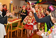 08 KFD StEwaldi Laar 2026- 02-12 02  Weiberfastnachts Tour, 11. Februar - Schon um 9 Uhr begann dieser ereignisreicher Tag für uns mit der Karnevalsfeier in der GGS Habichtstraße. Im HDK Festzelt wurden wir danach fanatisch gefeiert. Weiter ging es dann zu Hargreaves und ins LANUV zur der Firmenfeiern. Zwischendurch seine Seniorenfeier der AWO Karl-Jarres-Straße. Im Ratskeller feiern die Nordvereine Altweiber. In Folge fahren wir nach Laar, einmal zum Familienkarneval der KG Rot-Gold und die KFD feier im St. Ewald. Der vorletzte Auftritt dann die Altweibersitzung bei der Ehrengarde bevor es zum erneuten Heimspiel  zur Altweiber-Party in den Heimathafen geht. : DVPJ, Toni I, Kinderprinz Juls I., Juls I., Prinzessin, Aileen I., Prinzessin Aileen I., HDK, Duisburg, Karneval, Helau, Tollität, Event, Session 2025, Session 2026, Hauptausschuss, Gemeinschaft, Hauptausschuss Karneval Duisburg, Duisburg ist echt