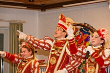 08 KFD StEwaldi Laar 2026- 02-12 06  Weiberfastnachts Tour, 11. Februar - Schon um 9 Uhr begann dieser ereignisreicher Tag für uns mit der Karnevalsfeier in der GGS Habichtstraße. Im HDK Festzelt wurden wir danach fanatisch gefeiert. Weiter ging es dann zu Hargreaves und ins LANUV zur der Firmenfeiern. Zwischendurch seine Seniorenfeier der AWO Karl-Jarres-Straße. Im Ratskeller feiern die Nordvereine Altweiber. In Folge fahren wir nach Laar, einmal zum Familienkarneval der KG Rot-Gold und die KFD feier im St. Ewald. Der vorletzte Auftritt dann die Altweibersitzung bei der Ehrengarde bevor es zum erneuten Heimspiel  zur Altweiber-Party in den Heimathafen geht. : DVPJ, Toni I, Kinderprinz Juls I., Juls I., Prinzessin, Aileen I., Prinzessin Aileen I., HDK, Duisburg, Karneval, Helau, Tollität, Event, Session 2025, Session 2026, Hauptausschuss, Gemeinschaft, Hauptausschuss Karneval Duisburg, Duisburg ist echt